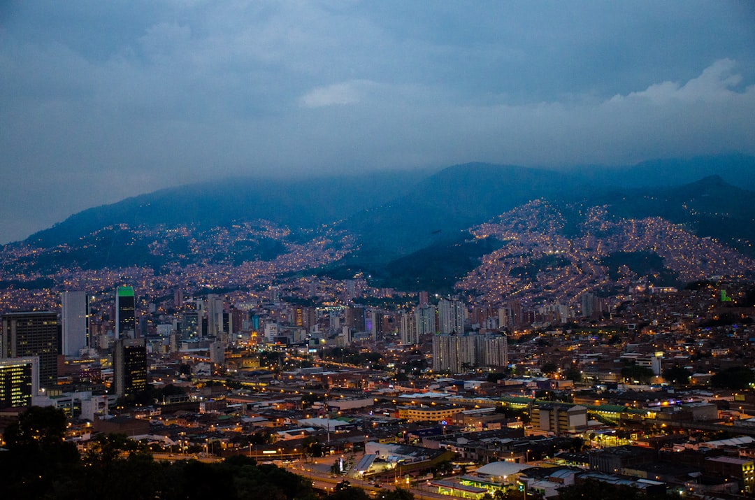 Medellín de noche: la ciudad que nunca duerme te espera con los brazos abiertos