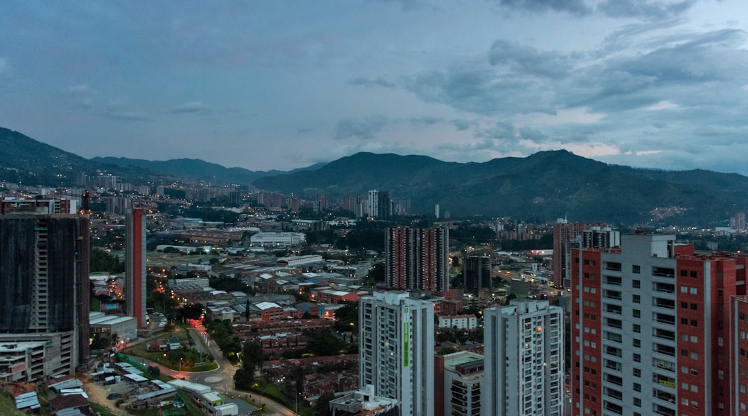 Medellín de noche: la ciudad que nunca duerme te espera con los brazos abiertos