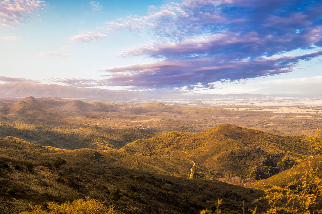 Por qué el Cerro de la Cruz es la caminata que no podés perderte en Villa Carlos Paz
