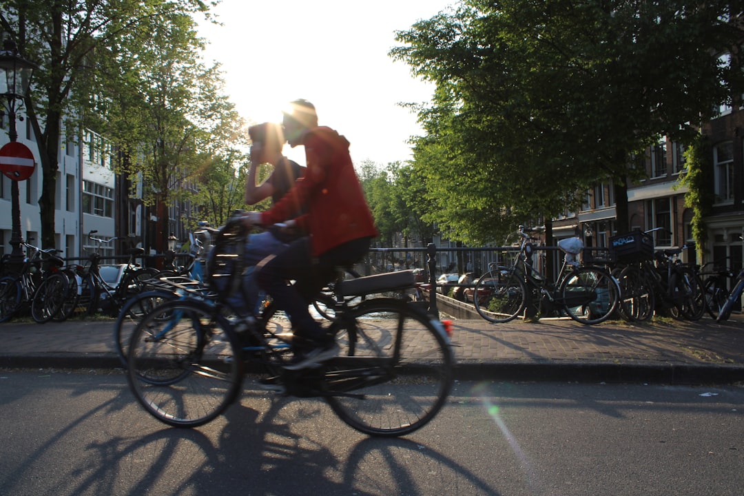 Pedaleá por Ámsterdam como un local: la guía definitiva para ciclistas argentinos