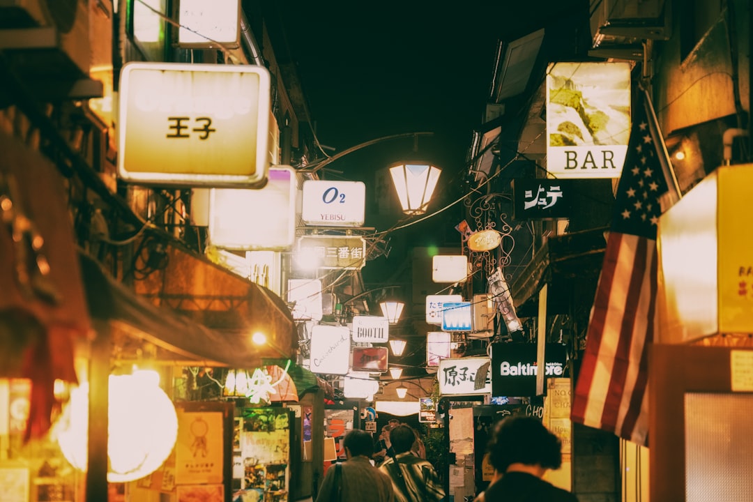 Shinjuku de madrugada: el barrio donde Tokio nunca duerme y vos tampoco vas a querer hacerlo