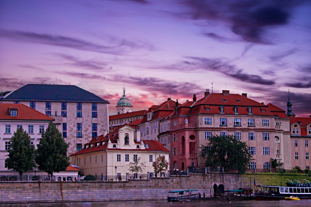 Praga de noche: la ciudad que no duerme y te invita a brindar hasta el amanecer