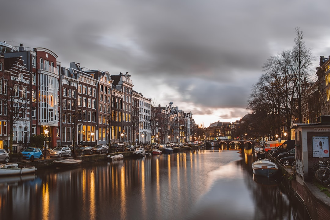 Amsterdam de noche: los clubes que te van a hacer olvidar que existen los hoteles