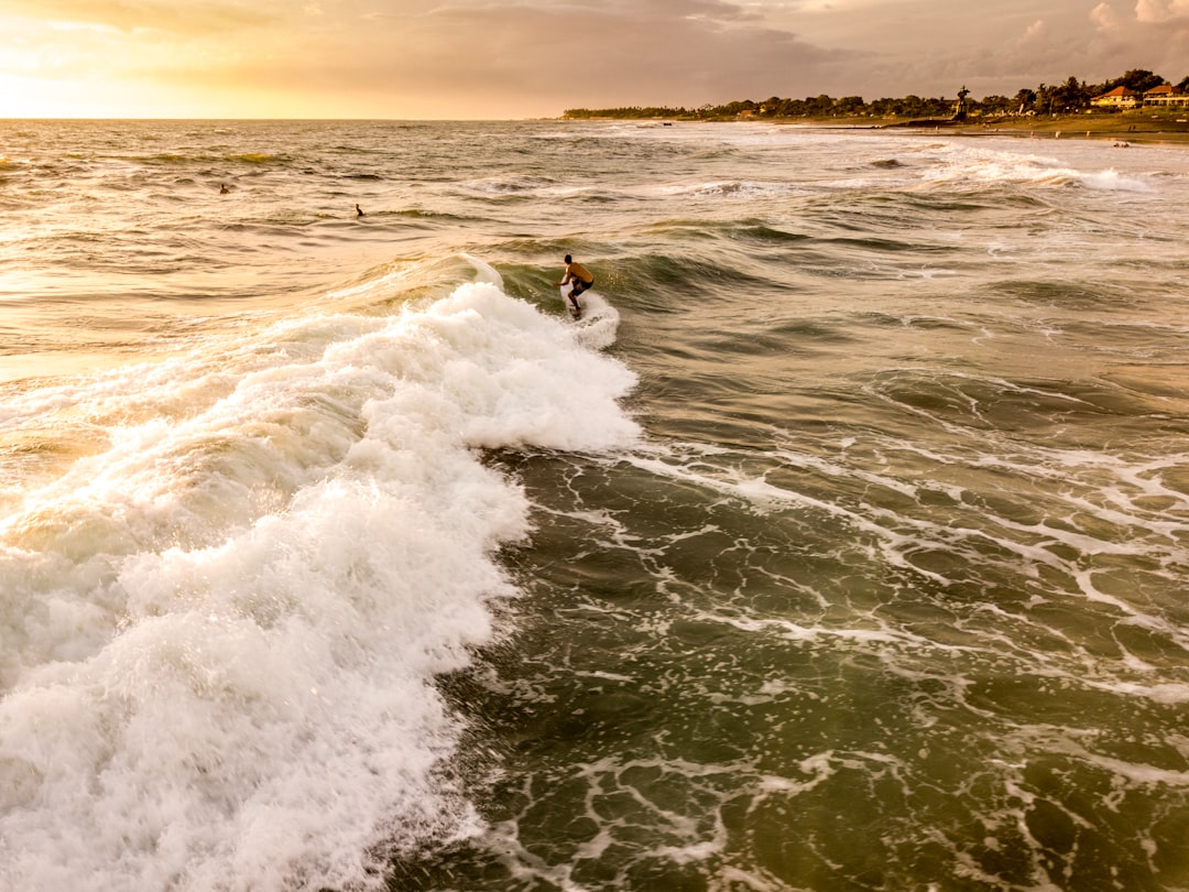 Bali te está esperando: las mejores olas de Indonesia para tu próximo viaje de surf