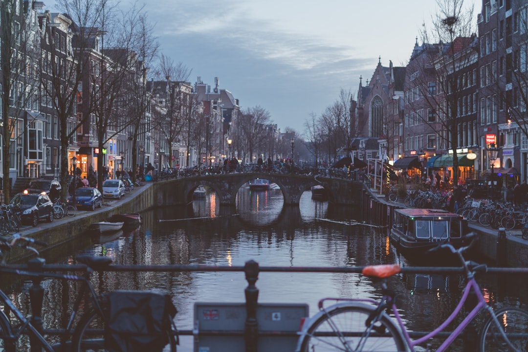 Ámsterdam en bicicleta: la experiencia que define a la ciudad holandesa