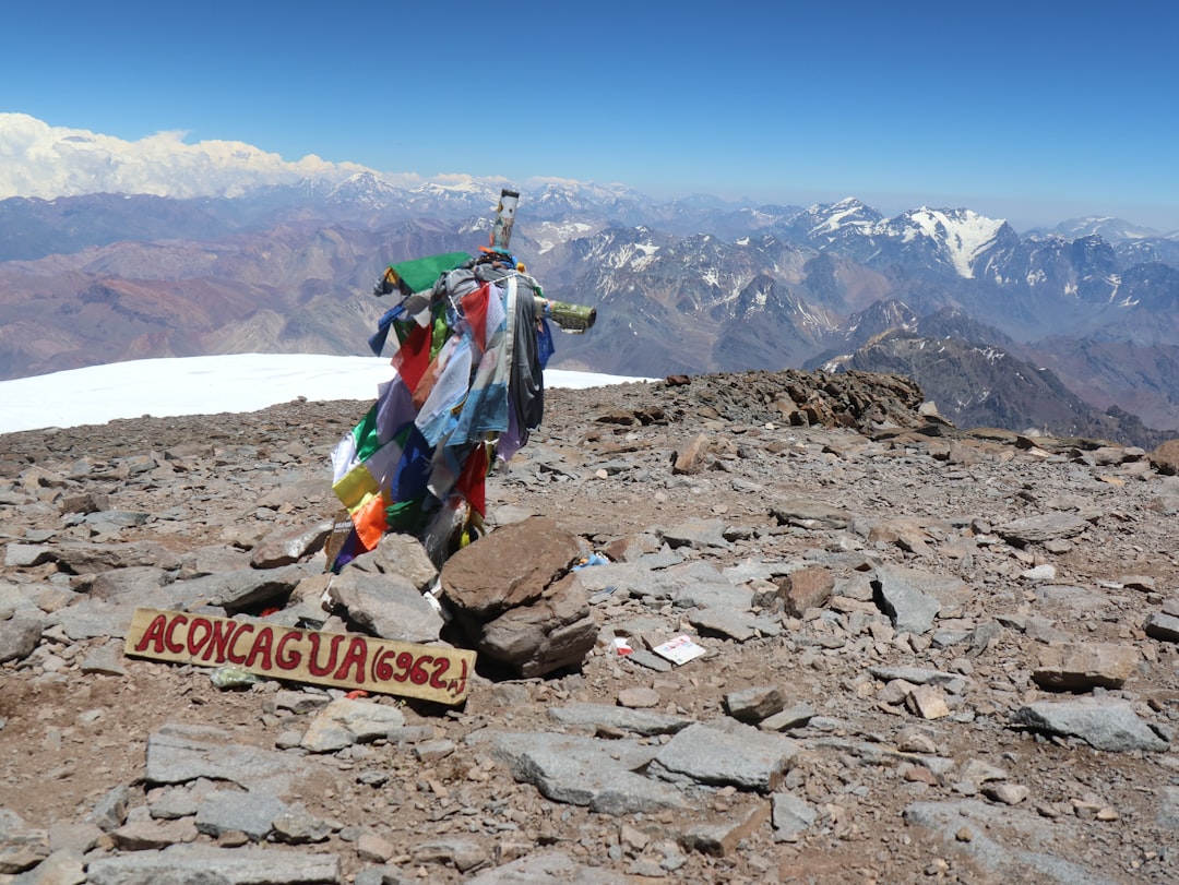 Aconcagua: la aventura de escalar la montaña más alta de América con guías que te salvan la vida