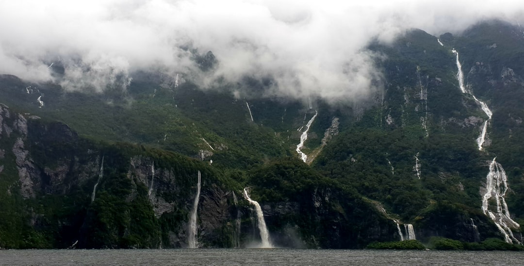 Remá en kayak por Milford Sound: la aventura que te cambia la vida en Nueva Zelanda
