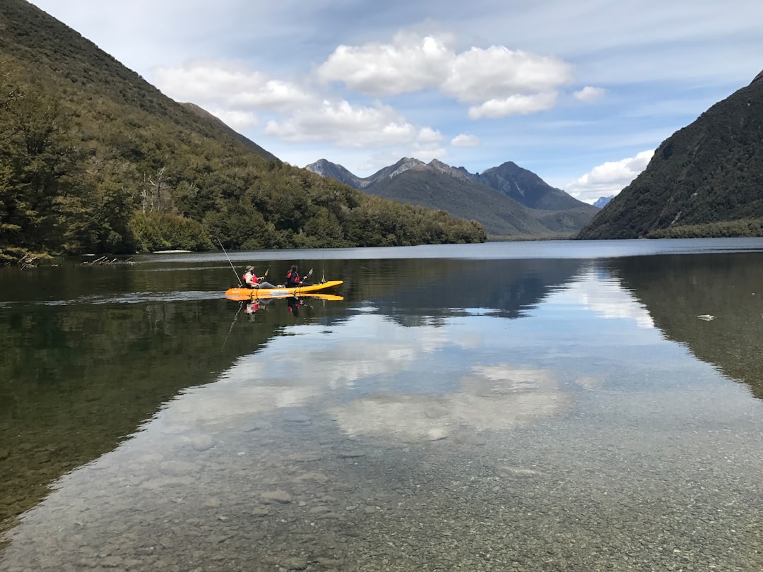 Remar en Milford Sound: la aventura en kayak que te va a cambiar la vida en Nueva Zelanda