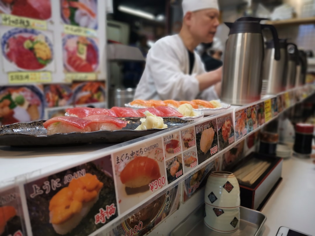 El sushi bar más pequeño de Tokio donde los maestros preparan cada pieza como si fuera la última
