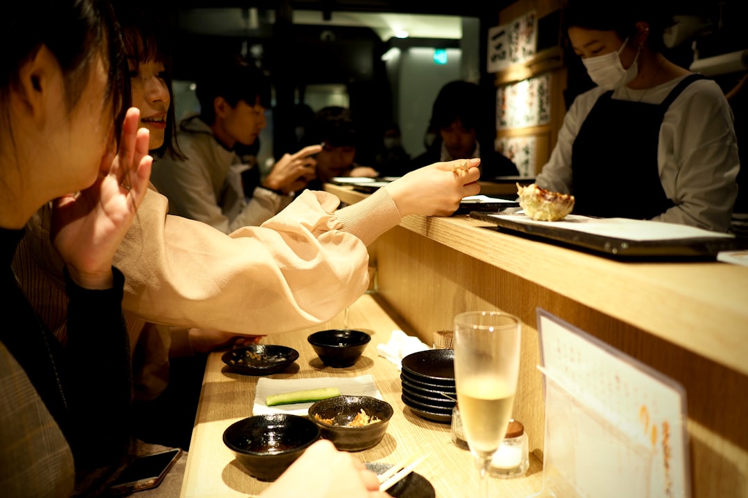 El sushi bar más pequeño de Tokio donde los maestros preparan cada pieza como si fuera la última