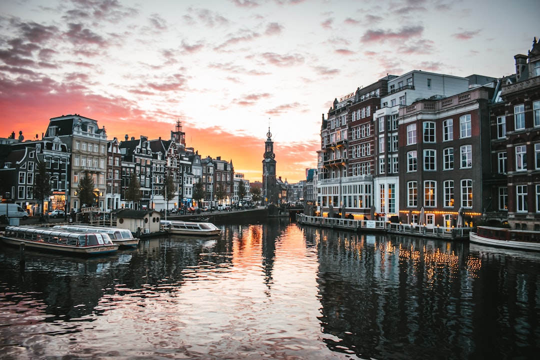 Amsterdam de noche: los clubes que te van a hacer olvidar que existen los hoteles