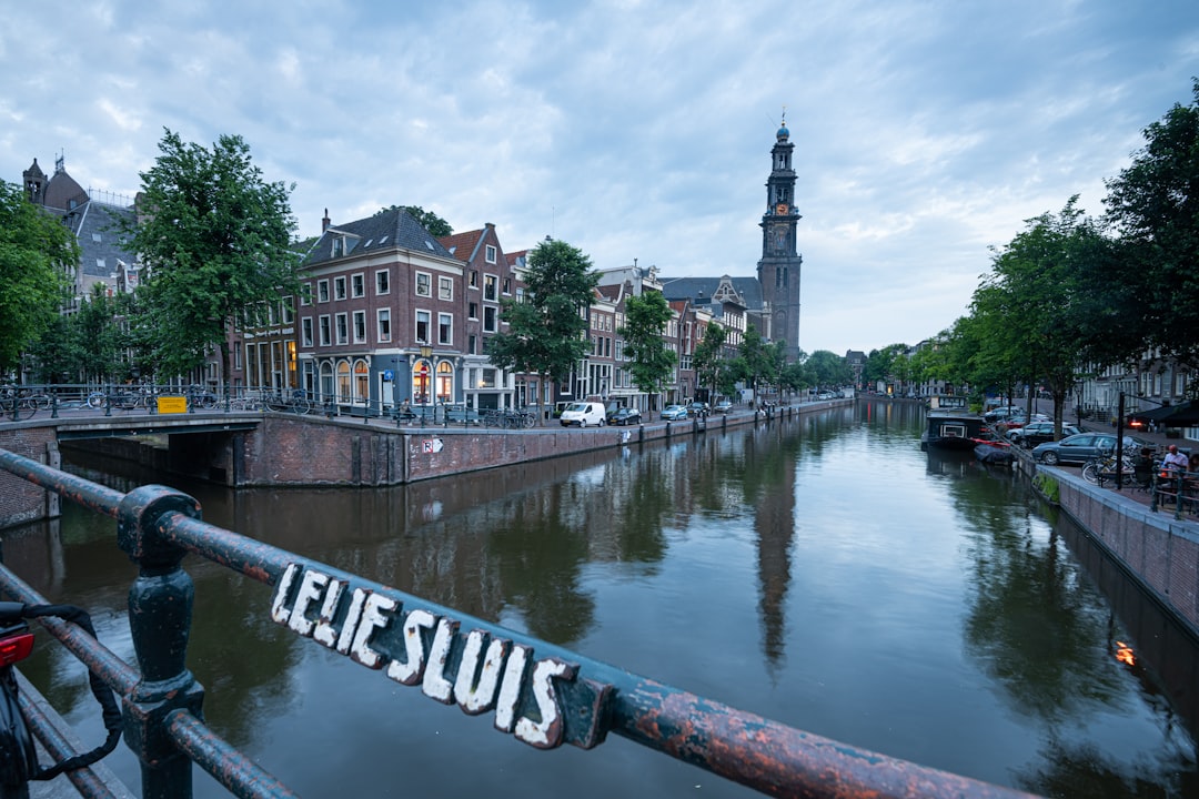Ámsterdam en bicicleta: la experiencia que define a la ciudad holandesa