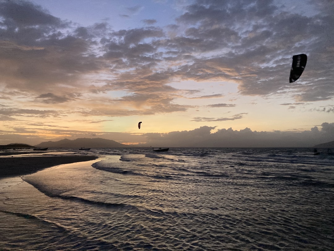 Por qué Tarifa es el paraíso del kitesurf y cómo aprender en el mejor lugar del mundo