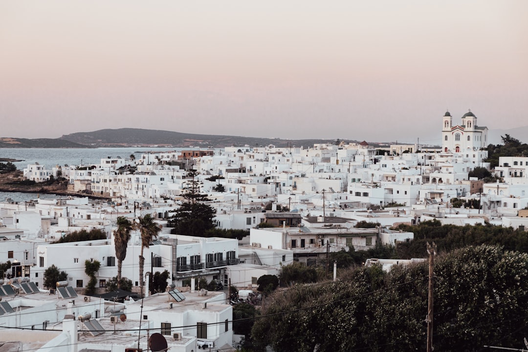 Paros, la isla griega que todos visitan pero nadie cuenta cómo es realmente