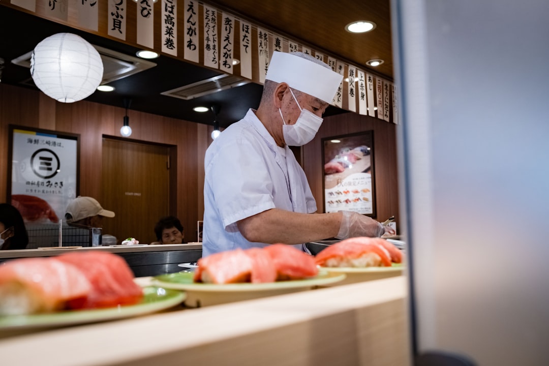 El sushi bar más pequeño de Tokio donde los maestros preparan cada pieza como si fuera la última