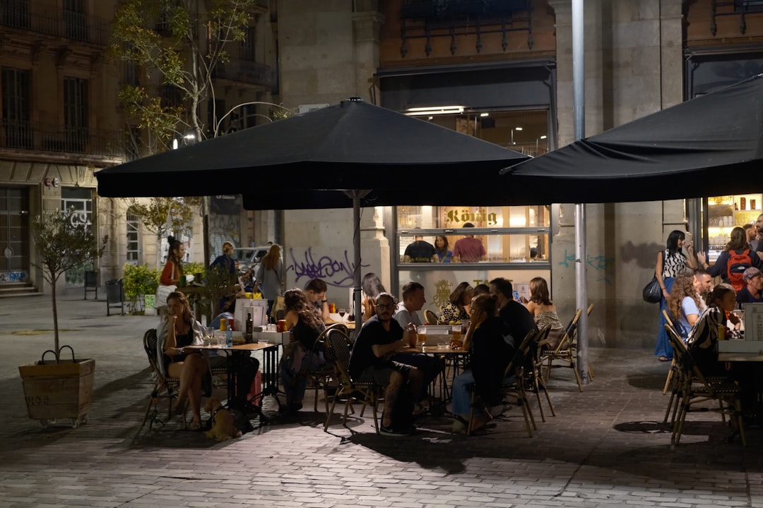 Monk Barcelona: el bar de cócteles que todos quieren conocer en 2025