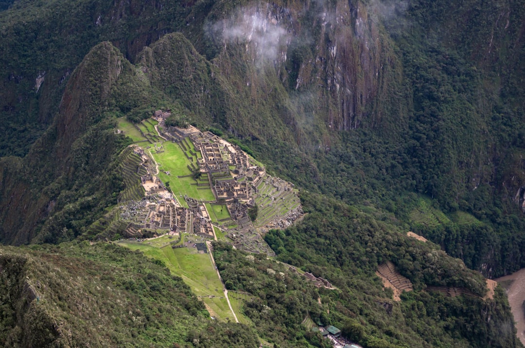 La caminata que te deja sin aire (y sin palabras): conquistá la Montaña Machu Picchu como pocos lo hacen