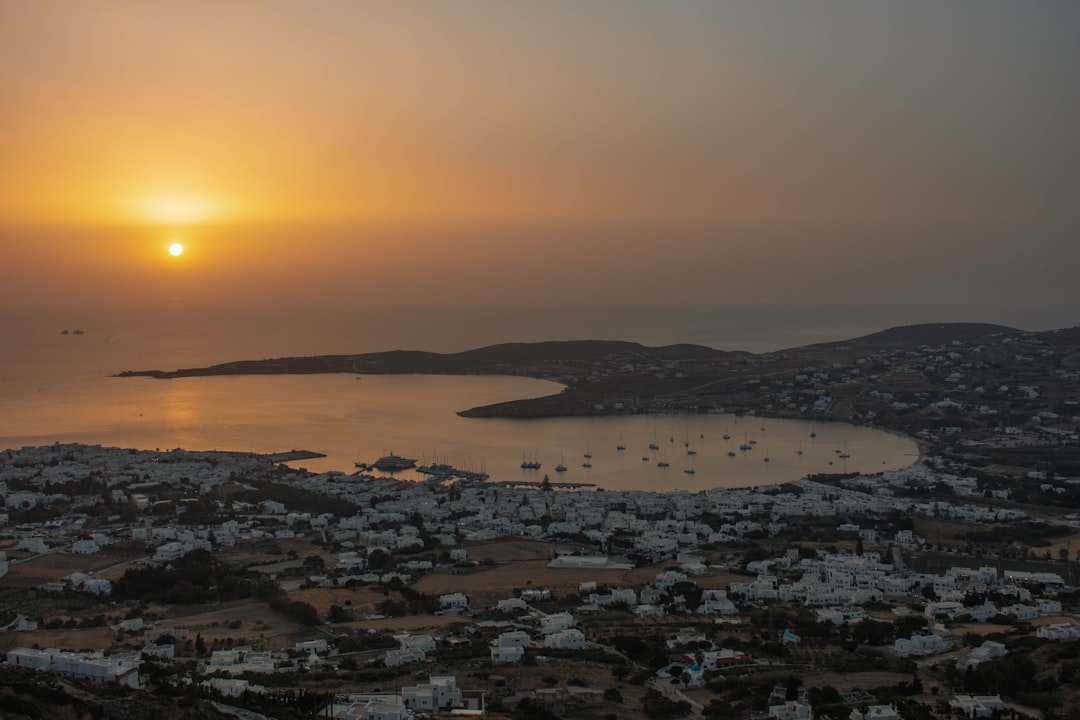 Paros, la isla griega que todos visitan pero nadie cuenta cómo es realmente