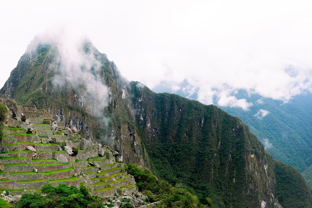 La caminata que te deja sin aire (y sin palabras): conquistá la Montaña Machu Picchu como pocos lo hacen