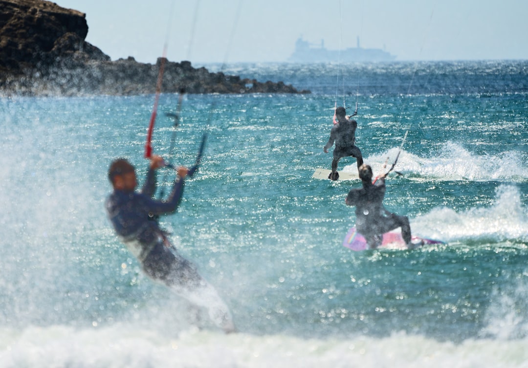 Por qué Tarifa es el paraíso del kitesurf y cómo aprender en el mejor lugar del mundo