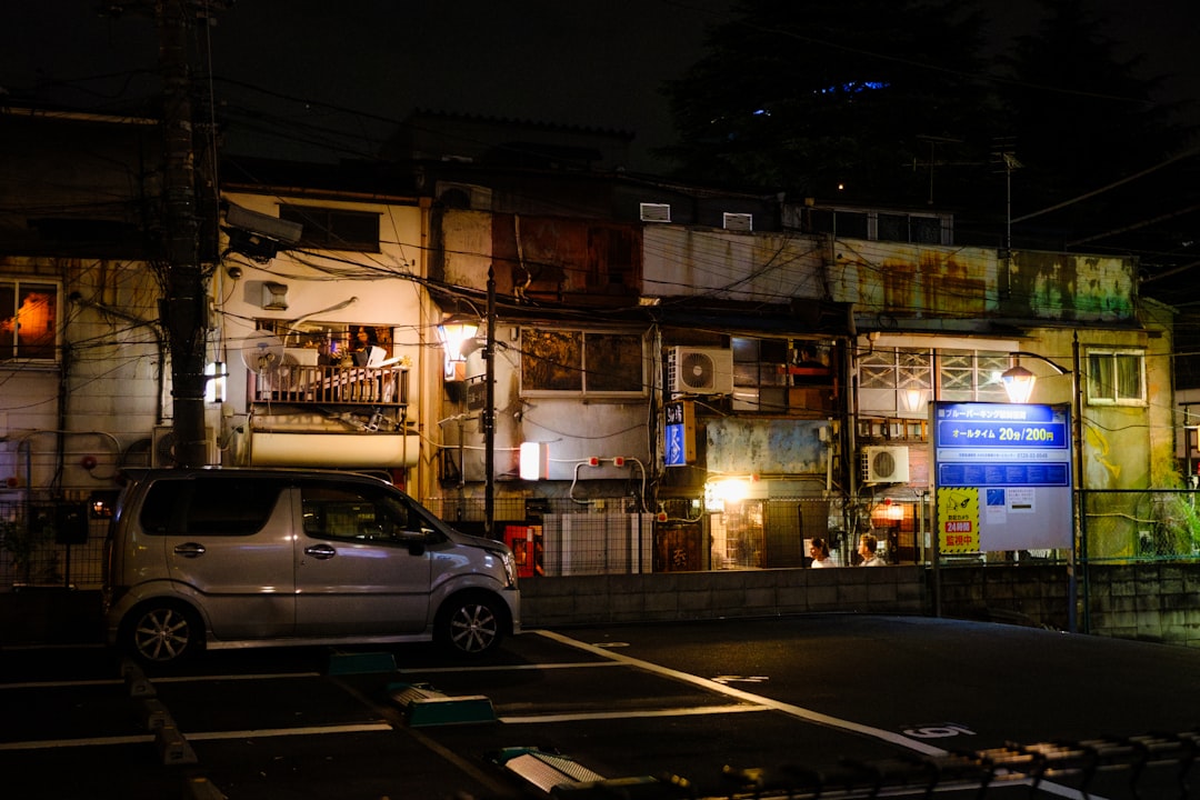 Shinjuku de noche: el caos controlado que te va a hipnotizar en Tokio