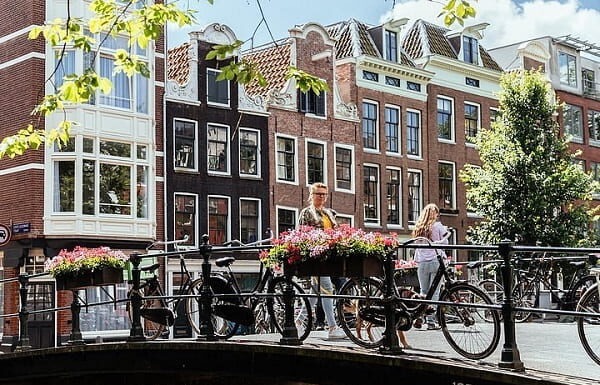 Pedalear por Ámsterdam: la guía que necesitás antes de subirte a una bici en la ciudad de los canales