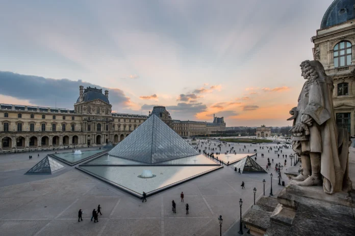 cour-napoleon-et-pyramide_1