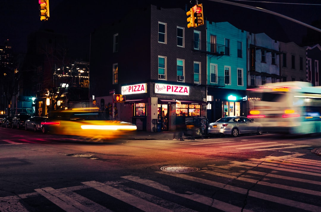 La noche neoyorquina que todo argentino sueña: dónde beber, bailar y perder la noción del tiempo en NYC