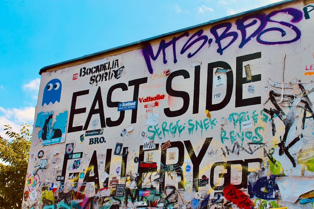 El muro que se convirtió en galería: por qué Berlin te va a sorprender con su arte callejero