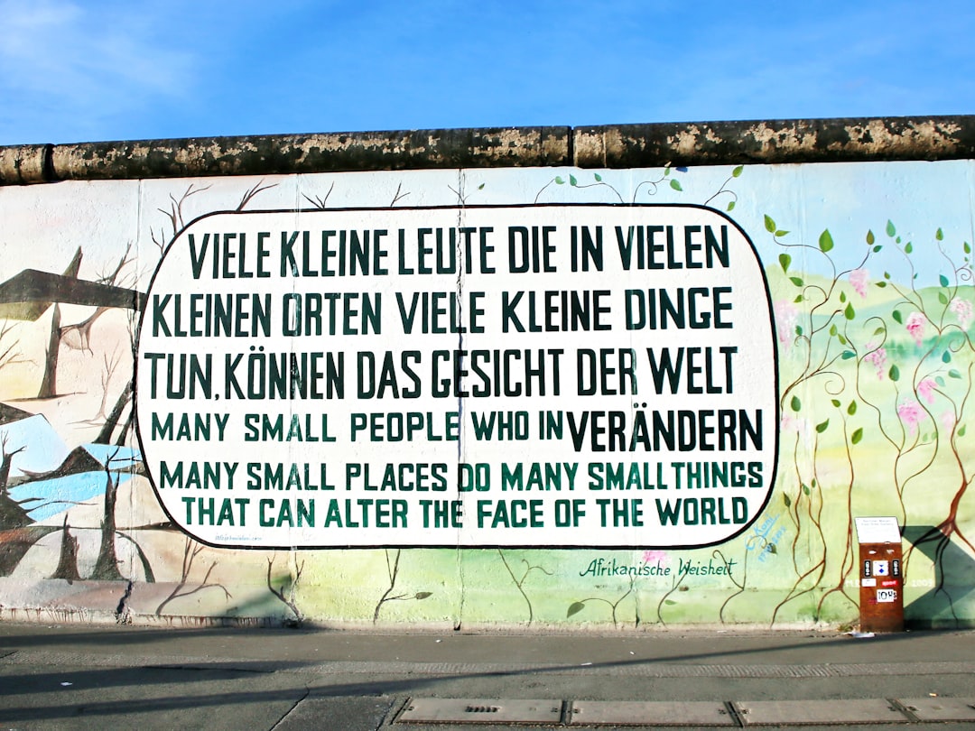 El muro que se convirtió en galería: por qué Berlin te va a sorprender con su arte callejero