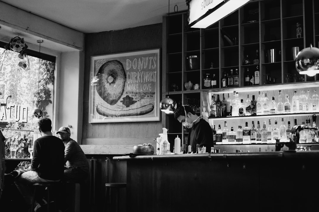 Berlín de noche: los bares donde los viajeros argentinos descubren otra ciudad