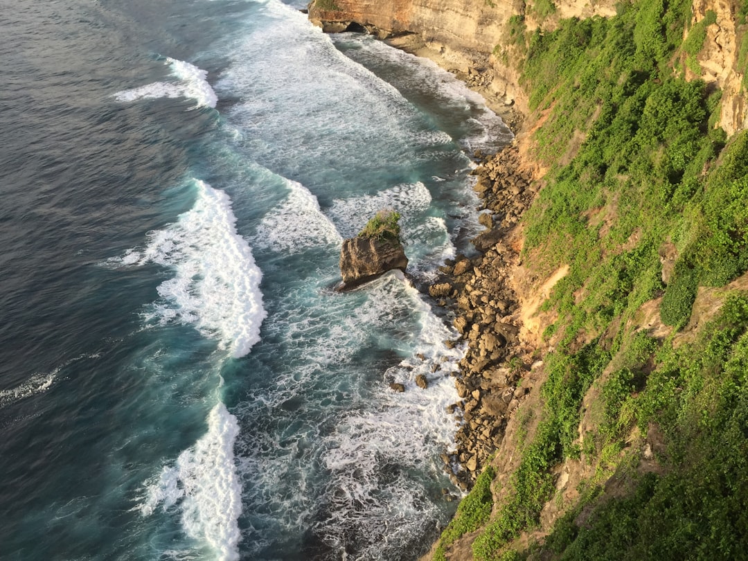 Las olas más alucinantes de Bali te esperan: así se vive el surf en el paraíso indonesio