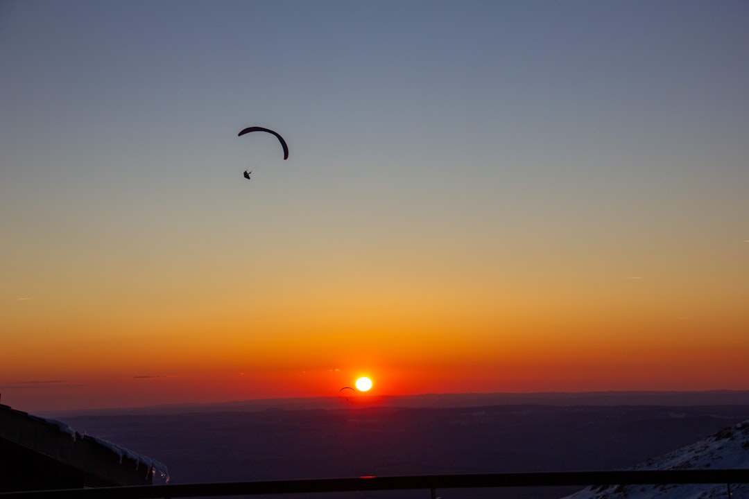 Volar sobre Córdoba: la experiencia de parapente en La Cumbre que te va a cambiar la perspectiva