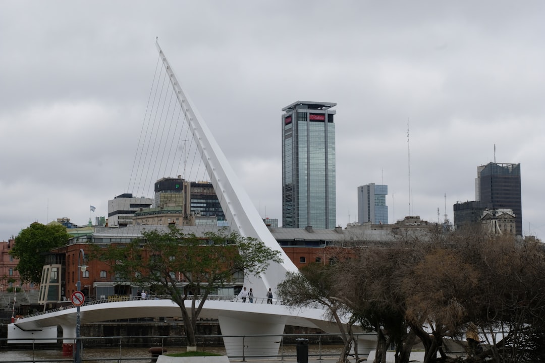 Cinco bares en Puerto Madero donde la noche de Buenos Aires cobra vida de verdad
