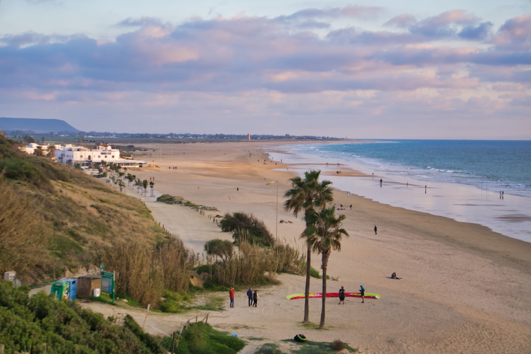Tarifa es el único lugar donde podés aprender kitesurf entre dos océanos