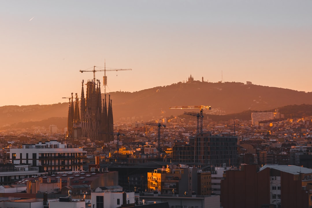 Monk Barcelona: el bar de cócteles que está revolucionando la noche española y vos tenés que conocer