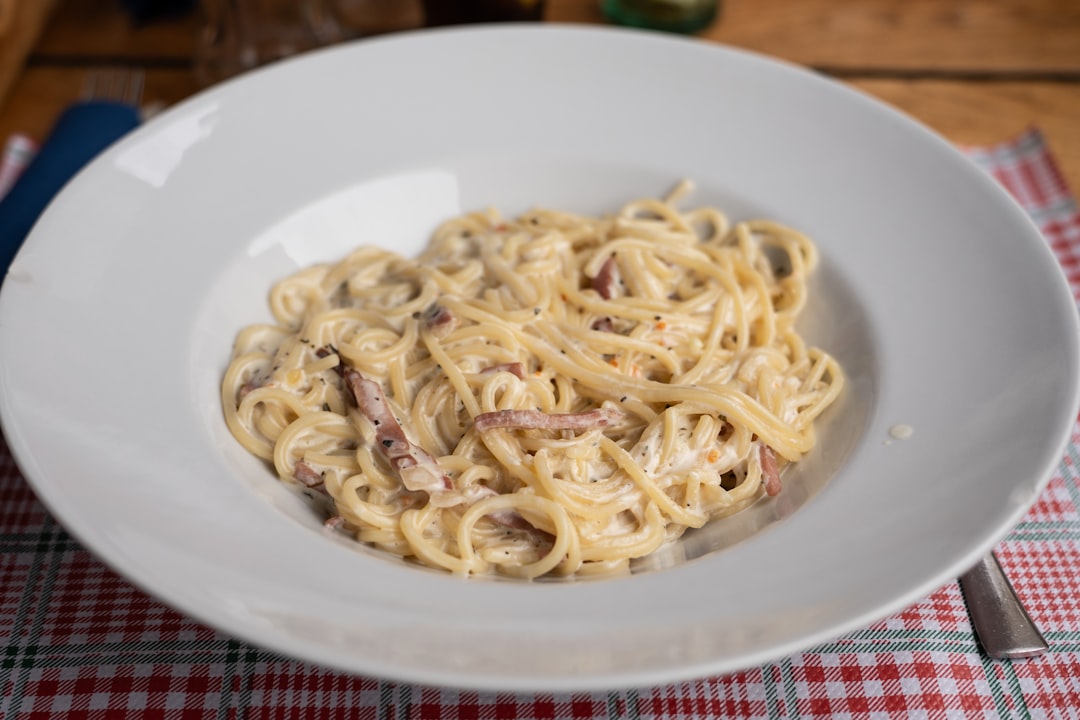 La pasta a la carbonara que probaste en Roma probablemente no era auténtica: así la comen los romanos de verdad