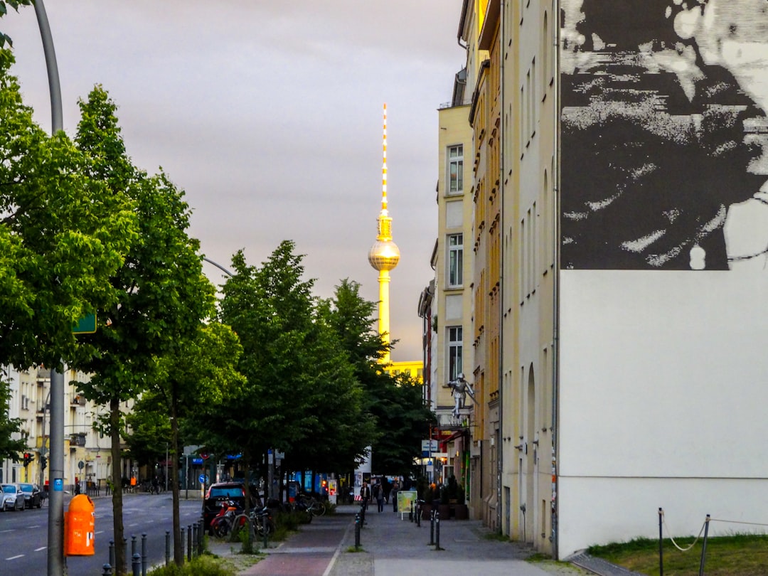 El muro que se convirtió en galería: por qué Berlin te va a sorprender con su arte callejero