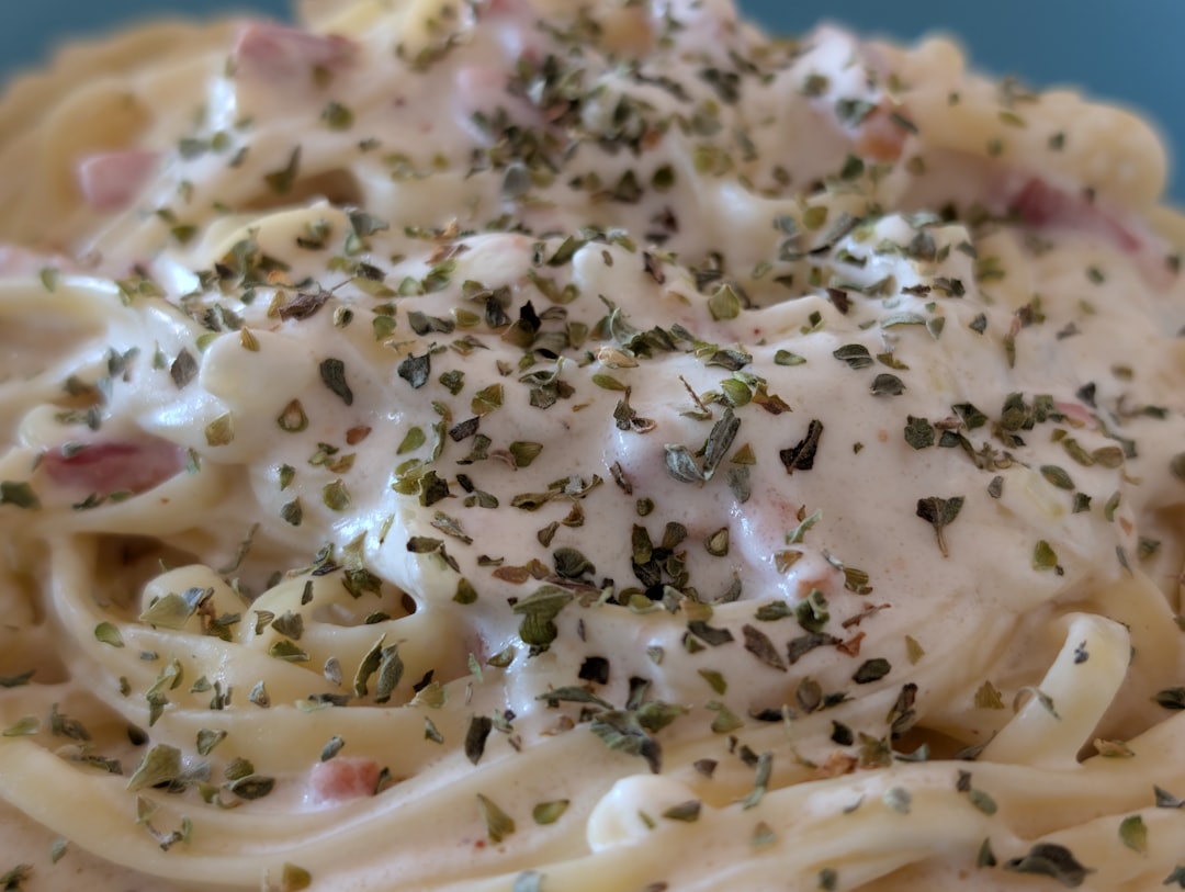La pasta a la carbonara que probaste en Roma probablemente no era auténtica: así la comen los romanos de verdad