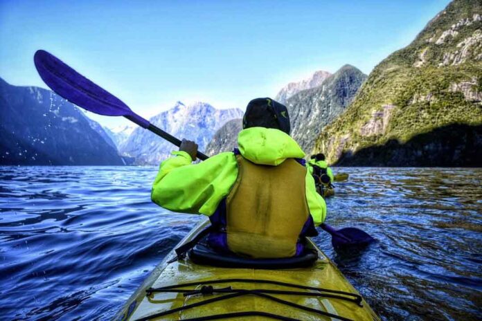 kayak-en-milford-sound-con-roscos