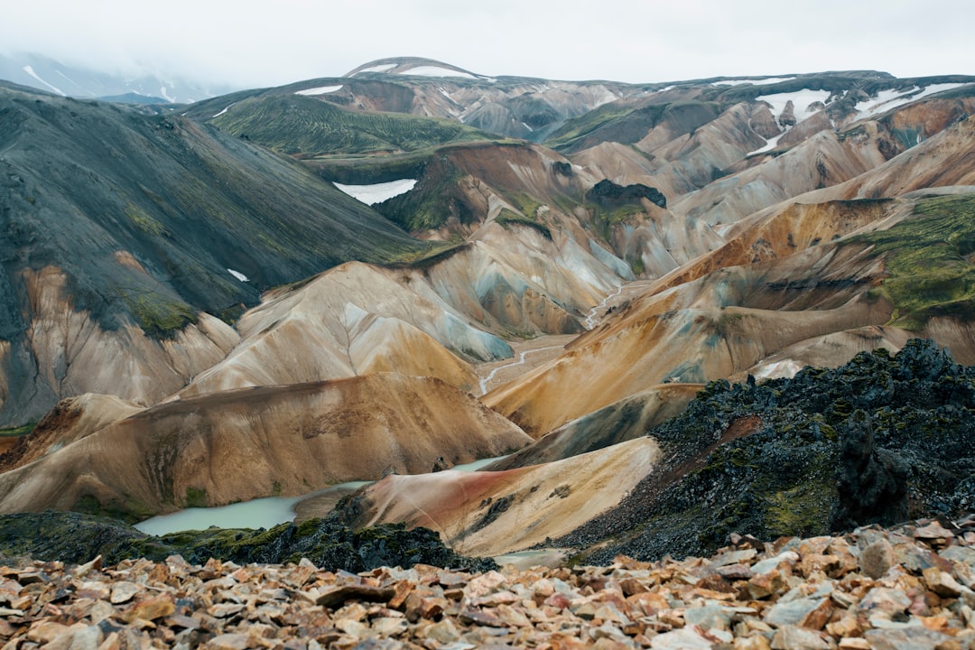 Si querés caminar entre volcanes y termas naturales, Islandia te está esperando