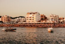 Ibiza de noche: la isla donde la fiesta no tiene horario y vos sos el protagonista