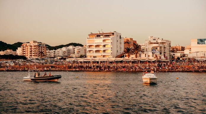 Ibiza de noche: la isla donde la fiesta no tiene horario y vos sos el protagonista