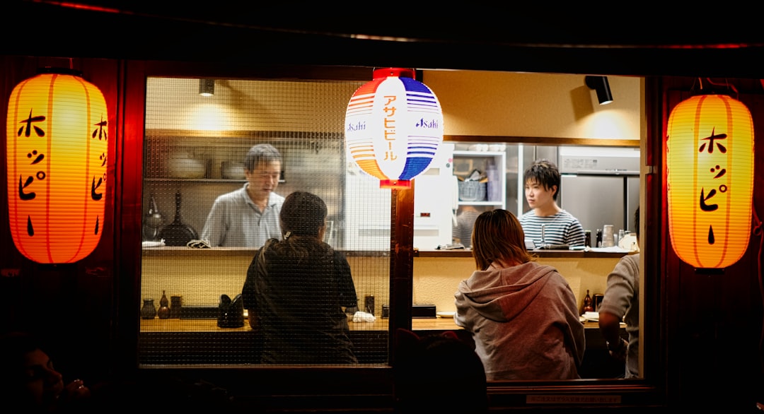 Tokio te va a enamorar con su comida: la guía completa para comer como un local en la capital japonesa
