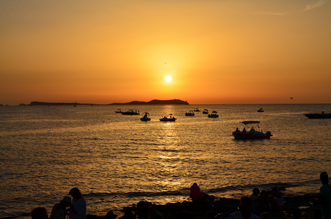 Ibiza de noche: la isla donde la fiesta no tiene horario y vos sos el protagonista