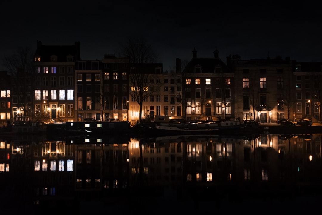 Amsterdam de noche: dónde bailar, beber y vivir la magia de los canales iluminados