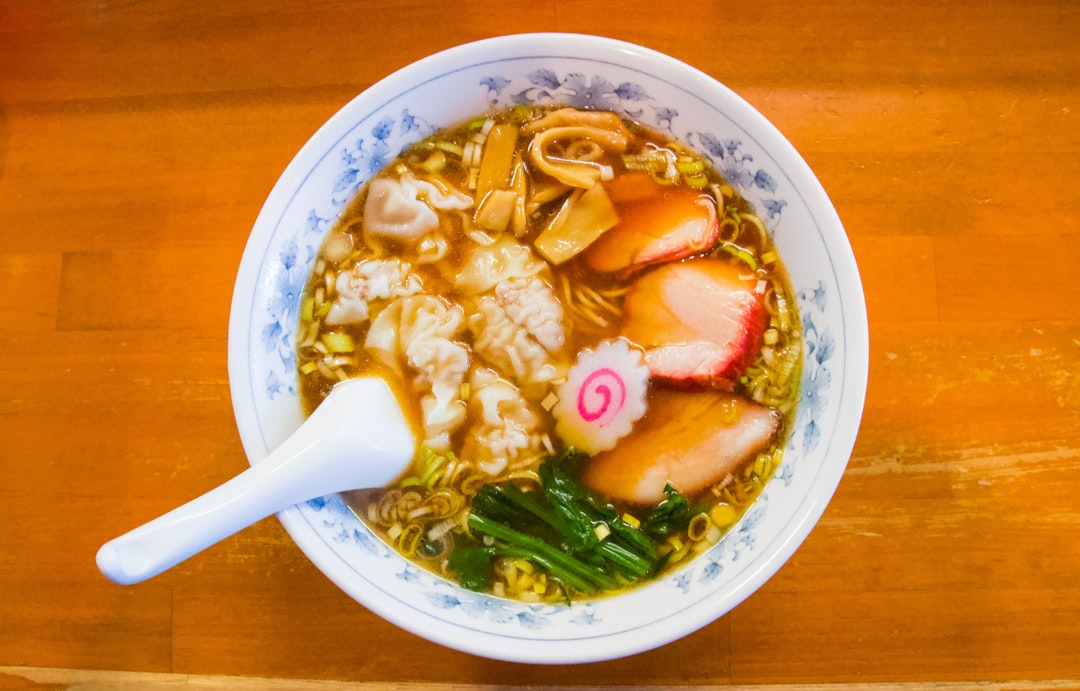 Tokio te va a enamorar con su comida: la guía completa para comer como un local en la capital japonesa