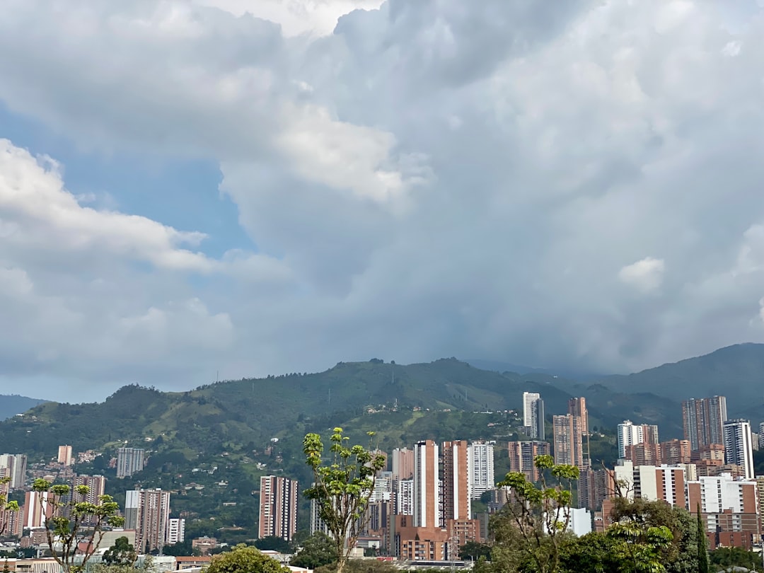 Medellín de noche: la ciudad que desafía sus propios límites en cada barra y club