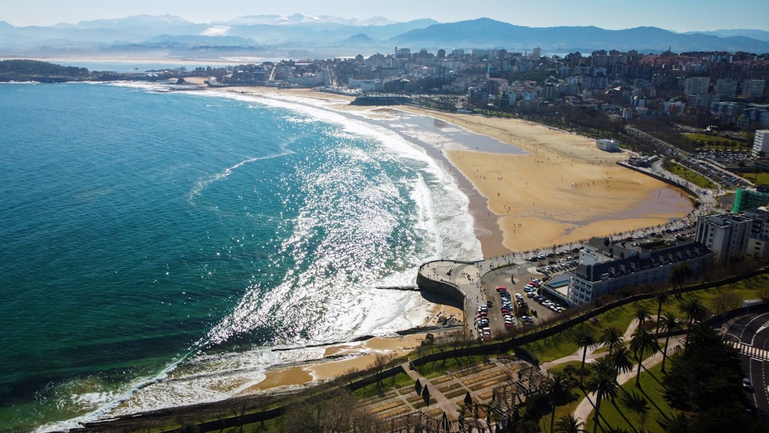 Tarifa: el pueblo donde el kitesurf es una forma de vida (y vos podés aprenderlo en días)