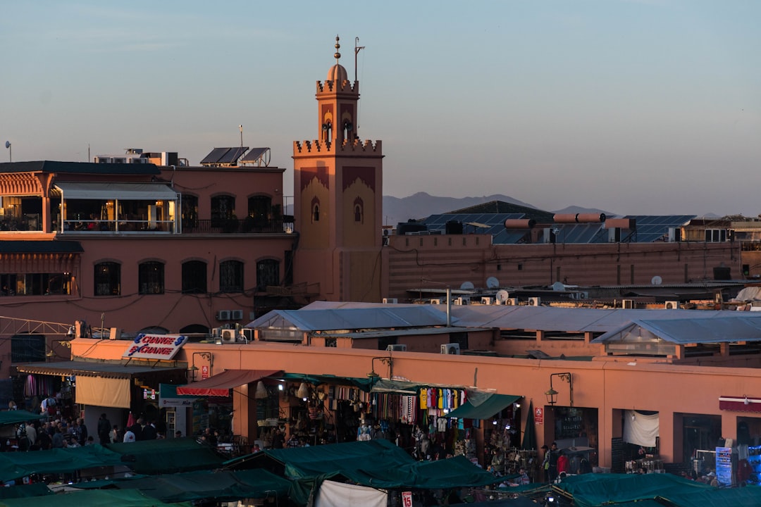 Marrakech en otoño: el viaje que cambia todo cuando descubrís la Ciudad Roja sin el caos del verano